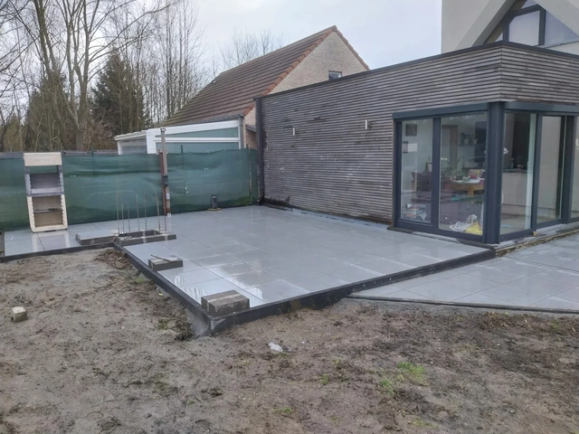 La terrasse en céramique à l’arrière de la maison.