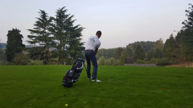 Un air de golf sur une pelouse dense et verte réalisée par Les Jardins Athois