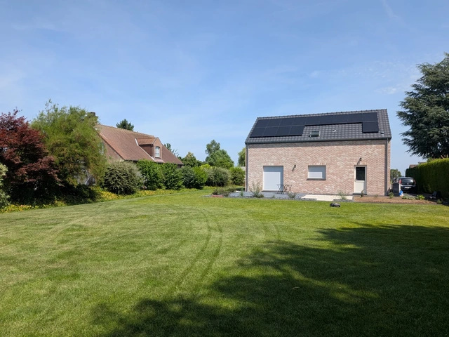 La maison et sa pelouse après la reprise du semis.