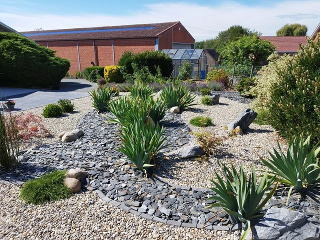 Une vue du jardin minéral et de sa composition aux courbes douces.