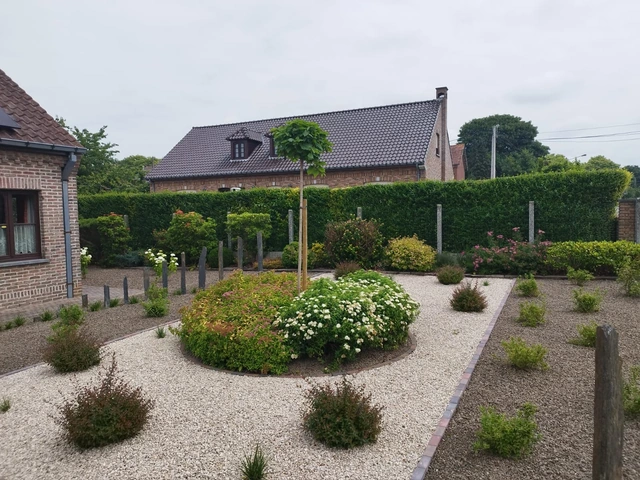 Les massifs plantés se détachent sur les surfaces minérales.
