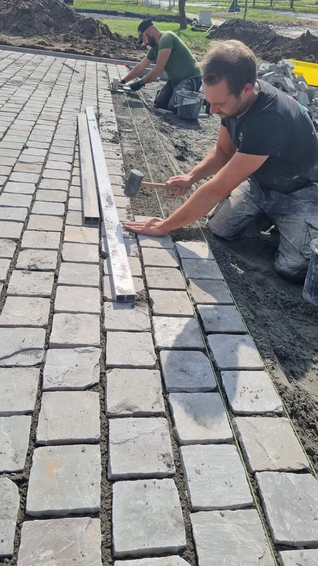 La pose des pavés Kandla par notre équipe.