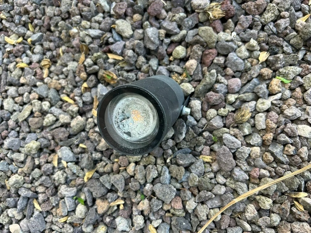 Un éclairage intégré au paillage minéral.
