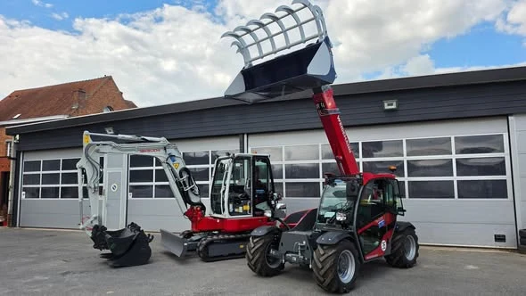 La nouvelle pelleteuse et le nouveau chargeur télescopique.