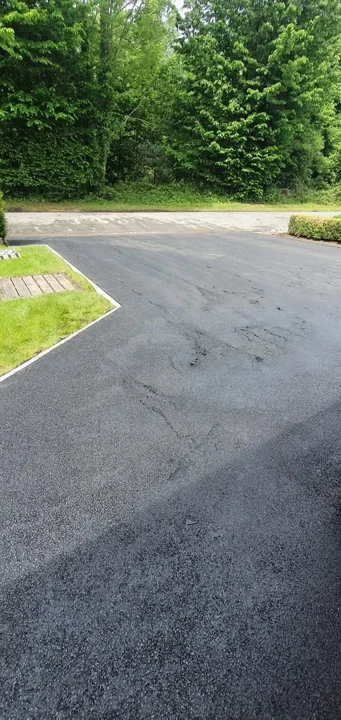 Les courbes de l’aménagement épousent les abords du jardin.