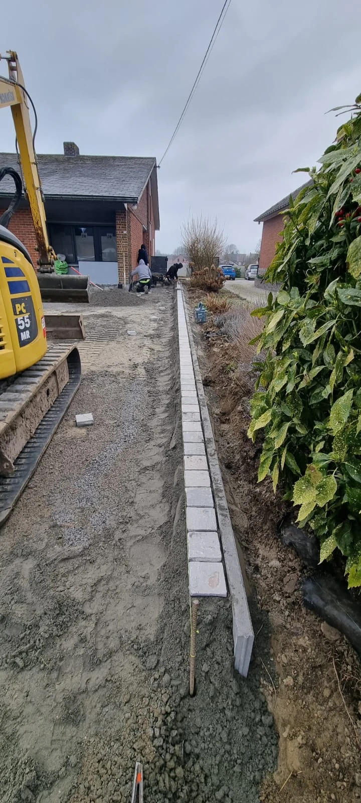 La bordure de maintien et la finition décorative en pavés Kandla pendant les travaux.