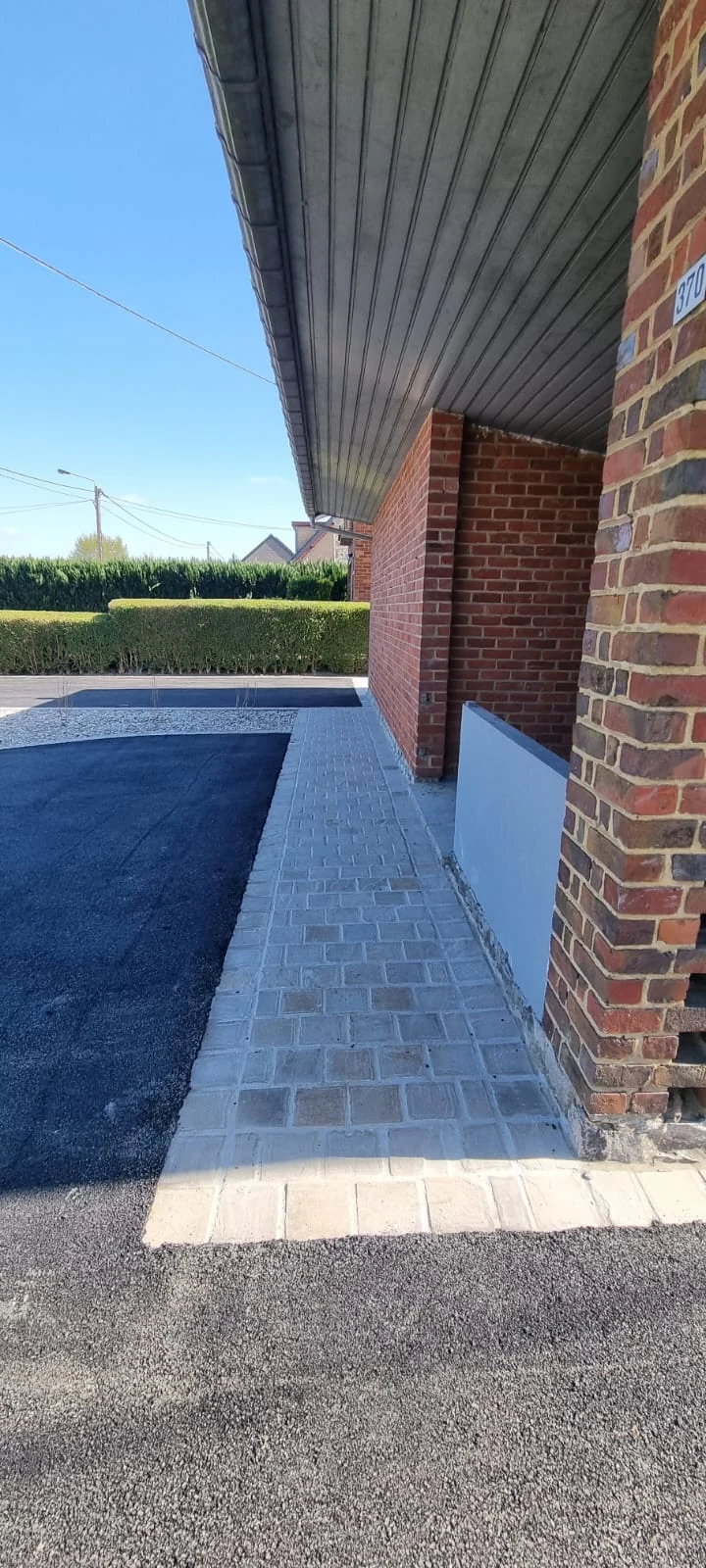 Le petit chemin aménagé le long de la maison.