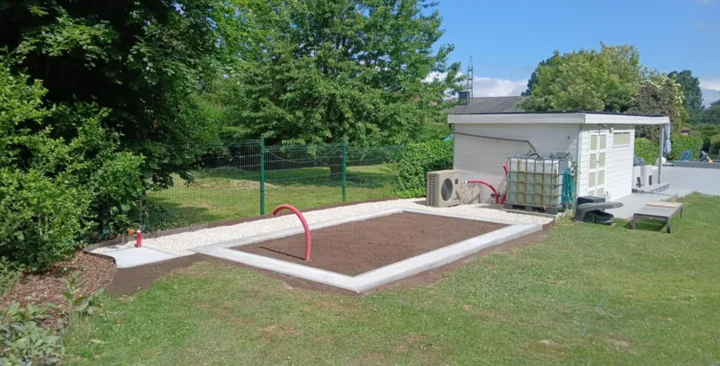 L’emplacement prêt à accueillir la serre, à proximité du chalet de jardin.