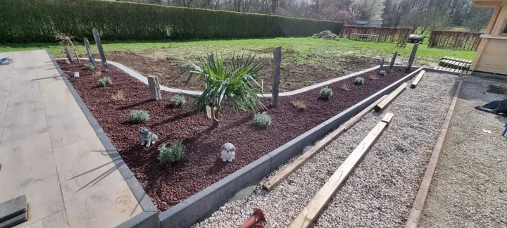 Palmiers et pierre de lave donnent une touche exotique aux parterres.