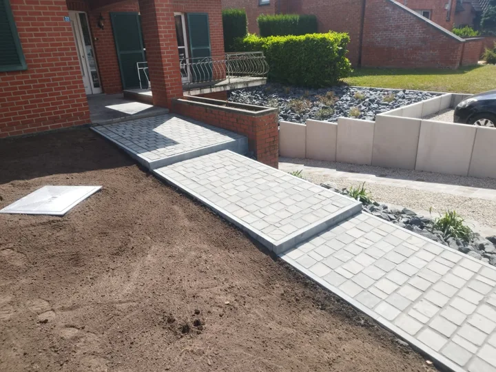 Une étape du chantier avant les finitions végétales.