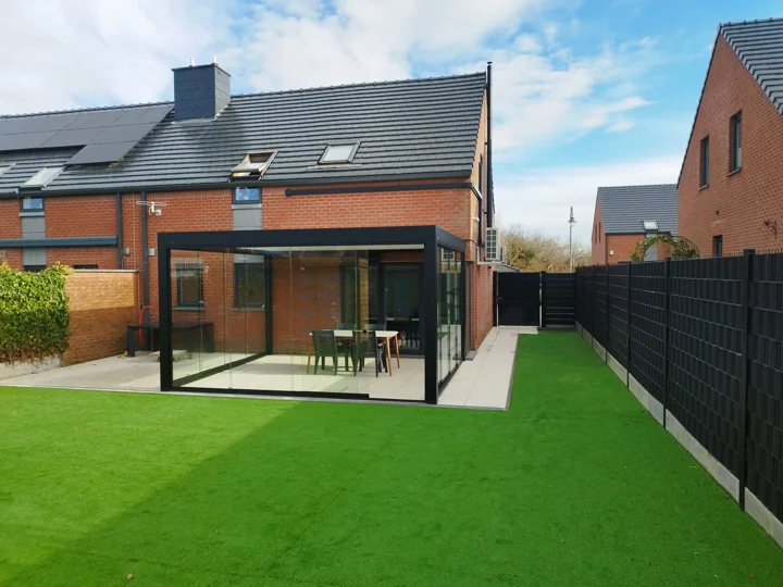 Après : le jardin transformé, avec sa pelouse synthétique et sa terrasse.