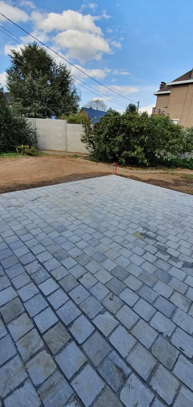Une surface en Kandla pour profiter des abords du jardin.