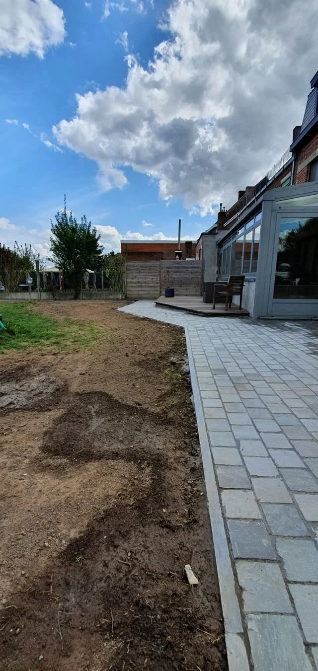 Les finitions des abords pendant l’aménagement.