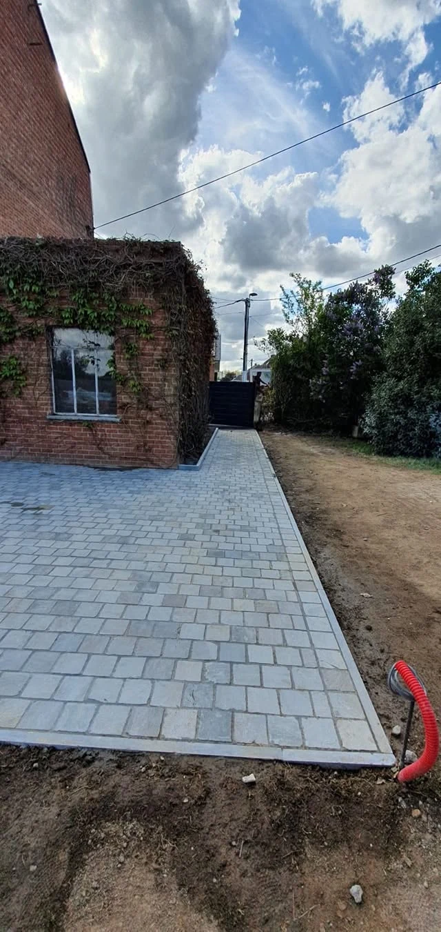 Le pavage aménage les abords de la maison et la terrasse arrière.
