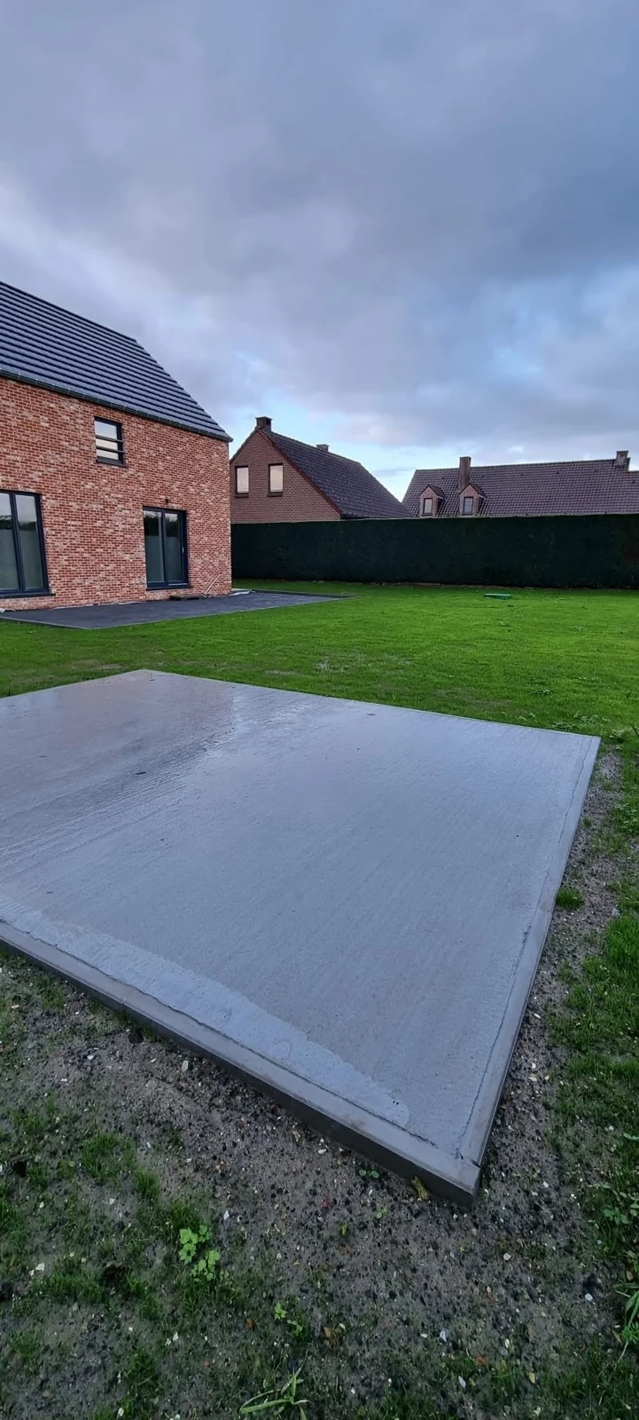 Le fond de la future terrasse permet de profiter de l’espace en attendant le revêtement définitif.