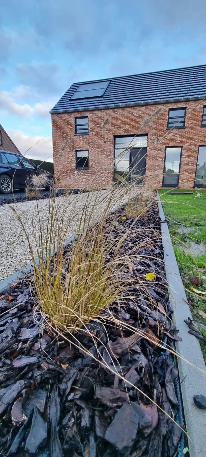 Les Pennisetum alopecuroides accompagnent l’allée de part et d’autre.
