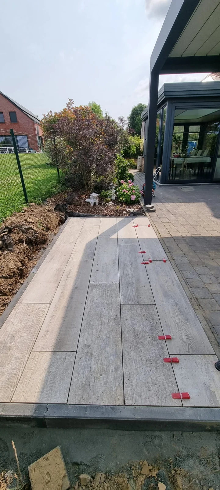 Le revêtement imitation parquet accompagne les abords de la maison.